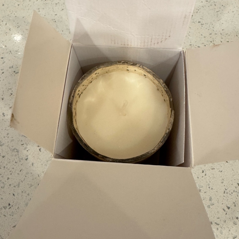 Illume Winter White Luxury Soy Candle — 9.1 oz (259 g) — New in Box - Picture 7 of 10